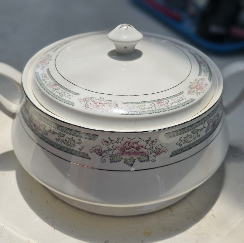 Lynn's Fine China Tureen (Deep Covered Dish) Serves Soup, Etc.